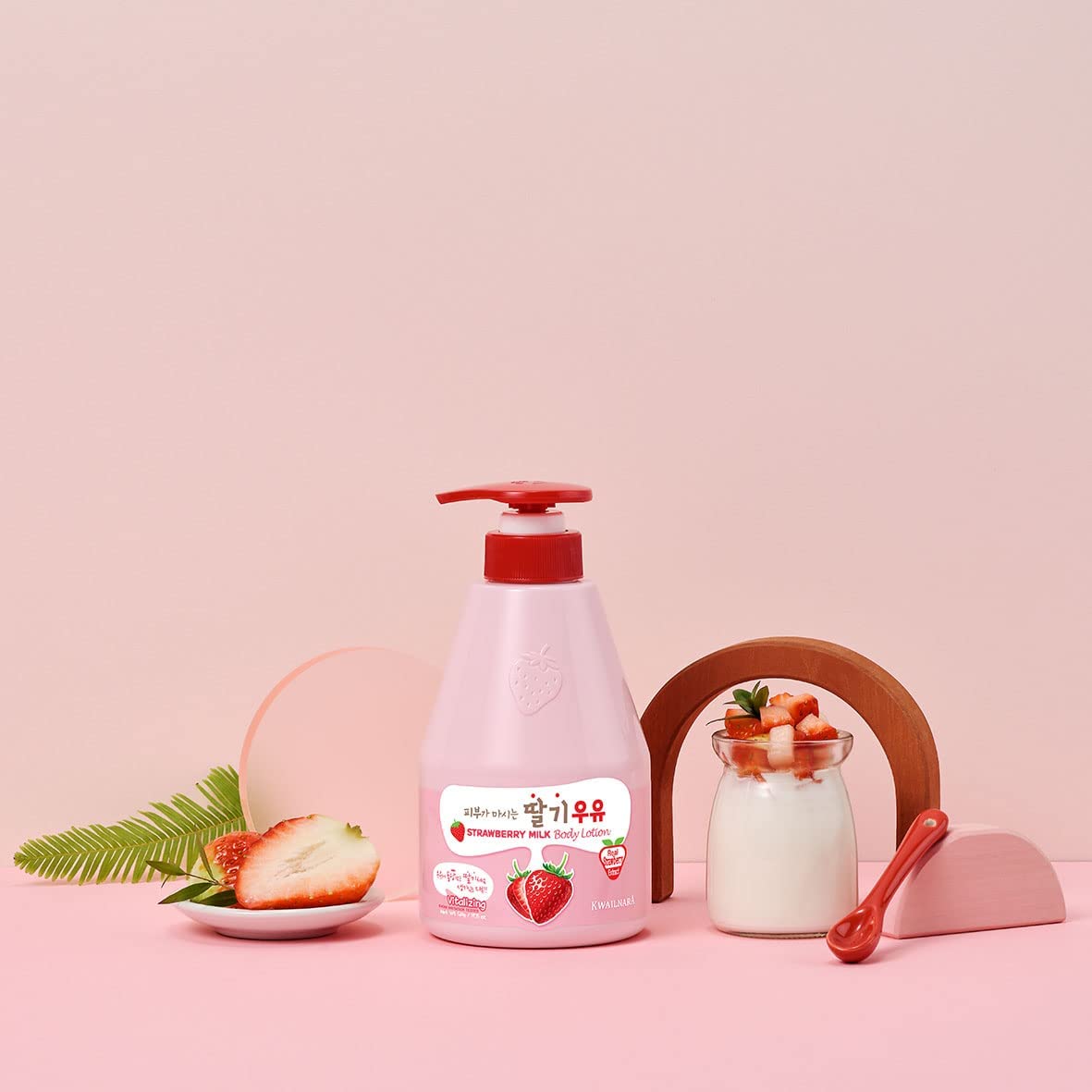 WELCOS KWAILNARA Strawberry Milk Body Lotion 560g