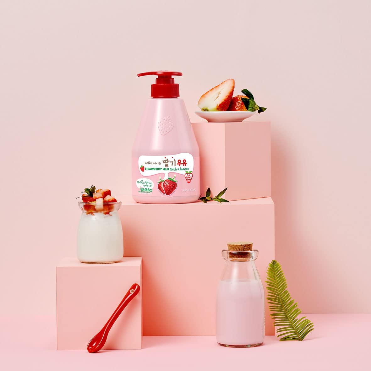 WELCOS KWAILNARA Strawberry Milk Body Cleanser 560g